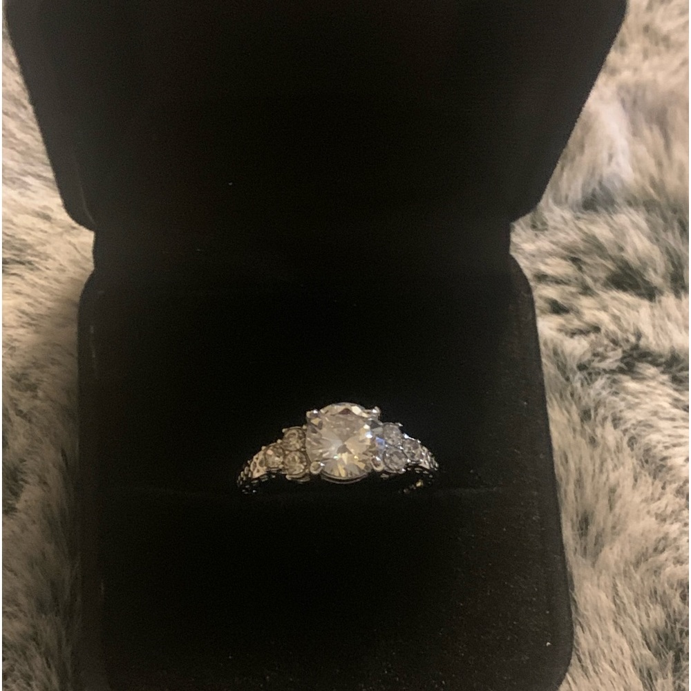 ❤️BEAUTIFUL ENGAGEMENT RING W/SILVER BAND SZ 8.5❤️